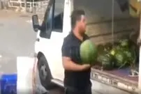 ( ویدیو) تکنیک منحصر به فرد یک هندوانه فروش!