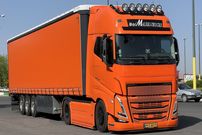 ببینید؛ لحظه هولناک ترکیدن لاستیک یک کامیون وسط اتوبان