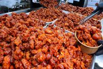 ببینید؛ غذای خیابانی در کره؛ پخت صدها کیلو مرغ سوخاری محبوب در سئول