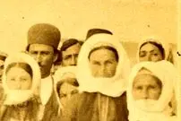 عکس| سفر زمان؛ عکس یادگاری «عروس و داماد ارمنی در جمع خانواده» در دوران قاجار
