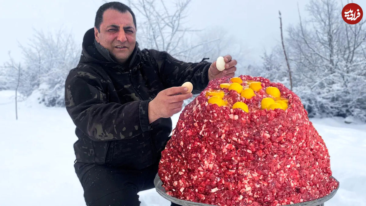 (ویدئو) نحوه پخت یک پیتزای بزرگ با گوشت توسط یک آشپز مشهور آذربایجانی در طبیعت