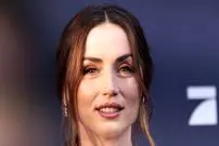 عکس| سفر در زمان؛ «آنا د آرماس» در یک نشست خبری در برلین؛ سال 1396