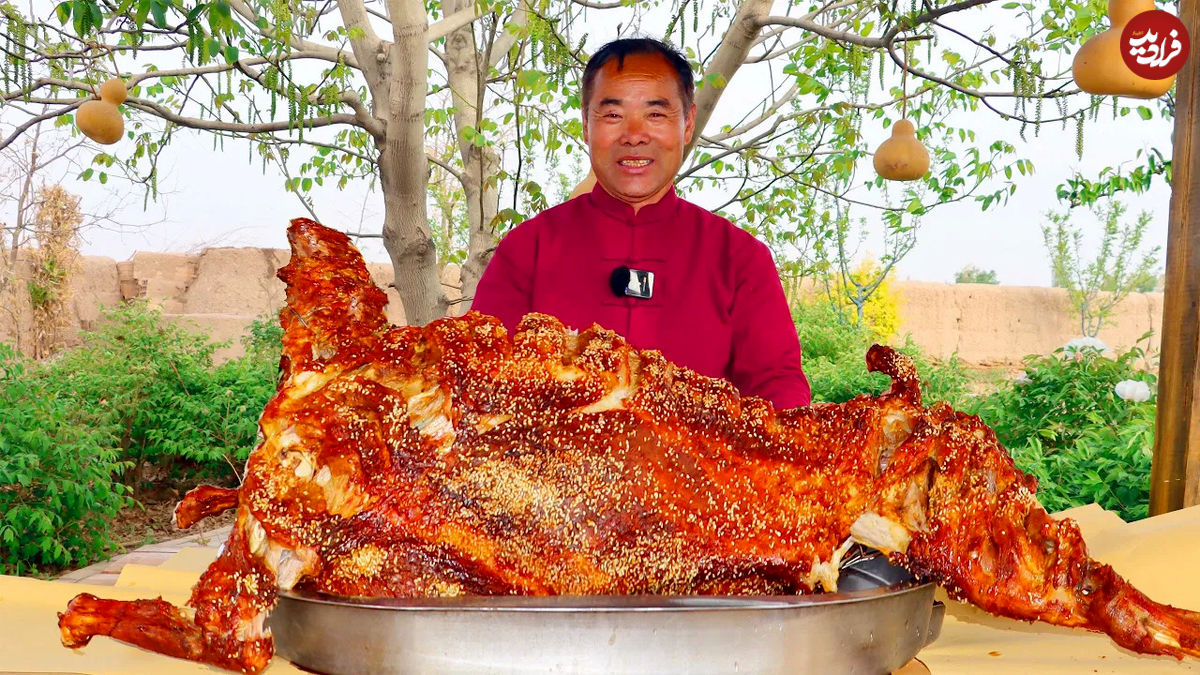 (ویدئو) پخت گوسفند کامل در تنور خاکی به سبک عمو روستایی، آشپز شهیر چینی 