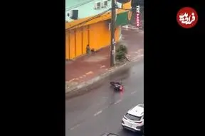 ببینید؛ مقاومت یک موتورسوار در برابر طوفان