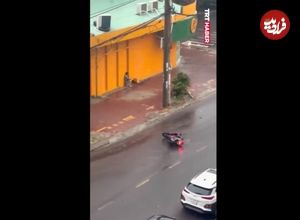 ببینید؛ مقاومت یک موتورسوار در برابر طوفان