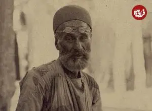 عکس| سفر زمان؛ «مرد چاقوتیزکن» در کنار یکی از خیابان‌های تهران؛ یک قرن قبل