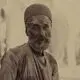 عکس| سفر زمان؛ «مرد چاقوتیزکن» در کنار یکی از خیابان‌های تهران؛ یک قرن قبل