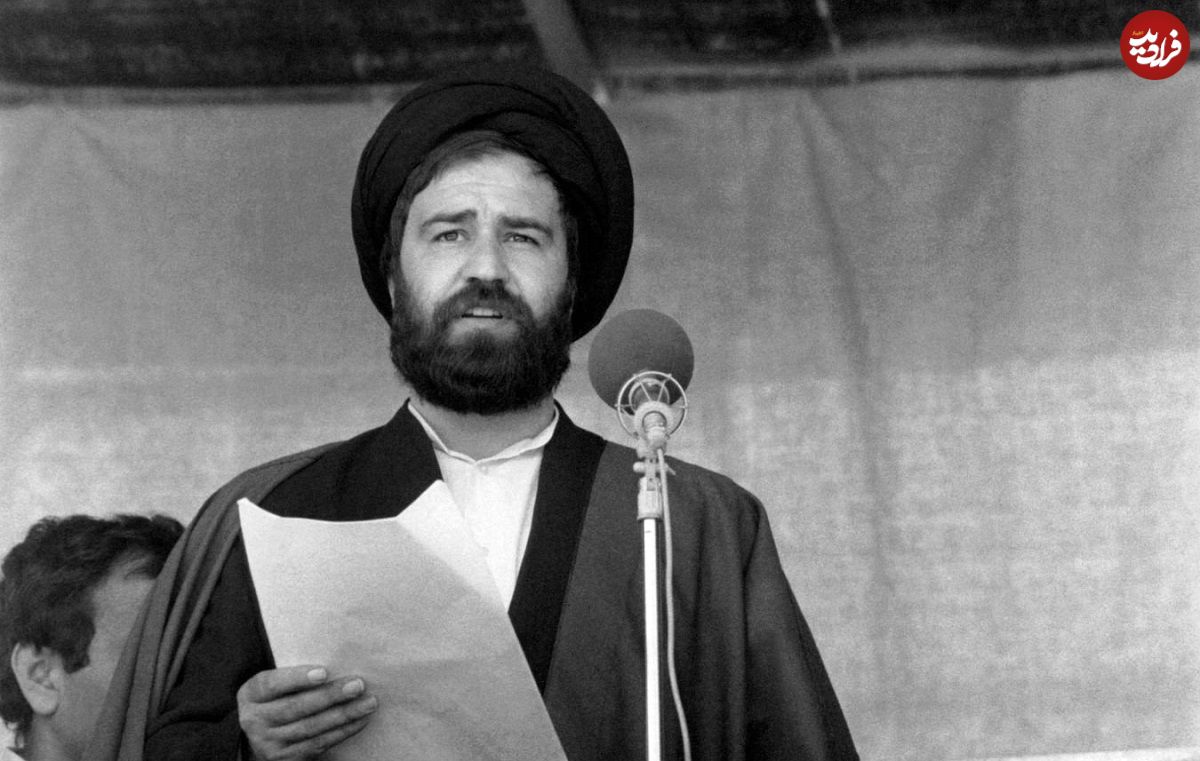 عکس؛ سفر در زمان؛ «محمود دعایی، سیداحمد و سیدحسین خمینی» در حال صبحانه خوردن در کربلا»؛ سال 56