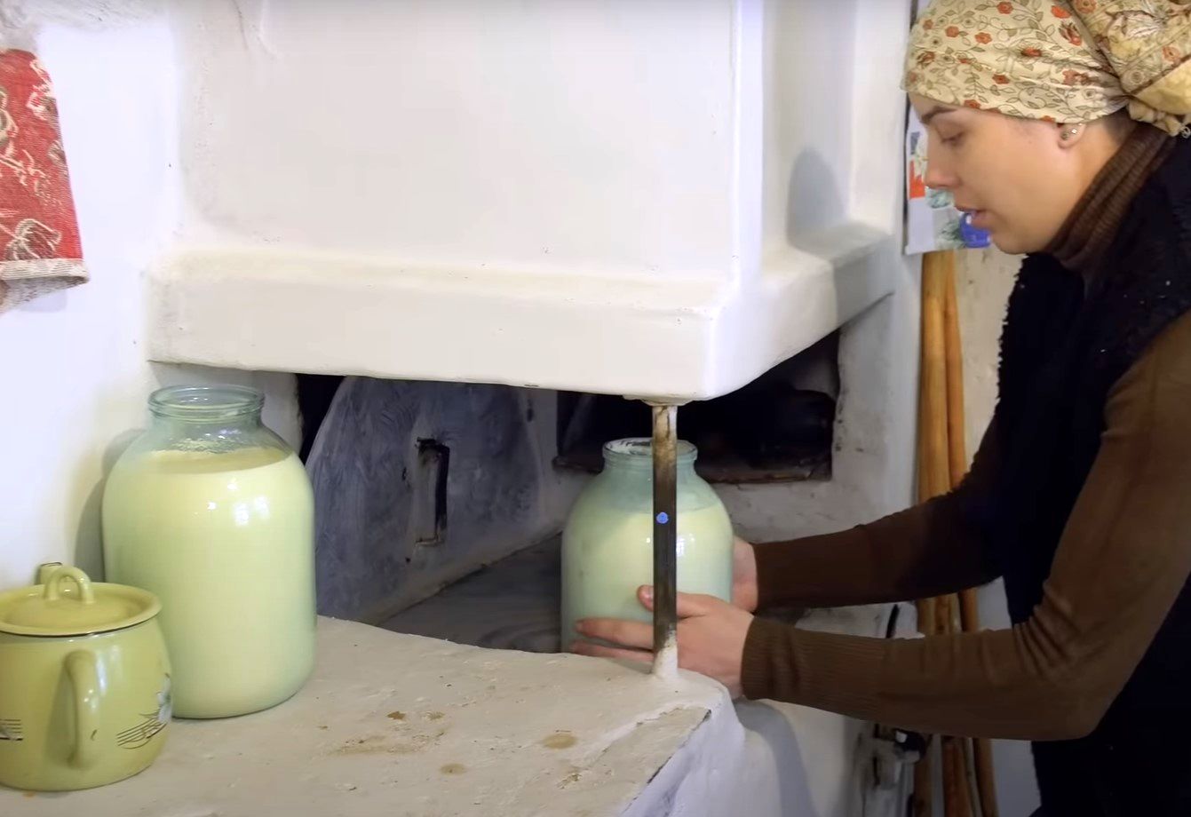 (ویدئو) نحوه درست کردن پنیر محلی اوکراینی به روش دیدنی یک بانوی روستایی