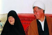 عکس؛ سفر به تاریخ؛ «هاشمی رفسنجانی» در حال گفتگو با مادرش «ماه‌بی‌بی»؛ دهۀ 60