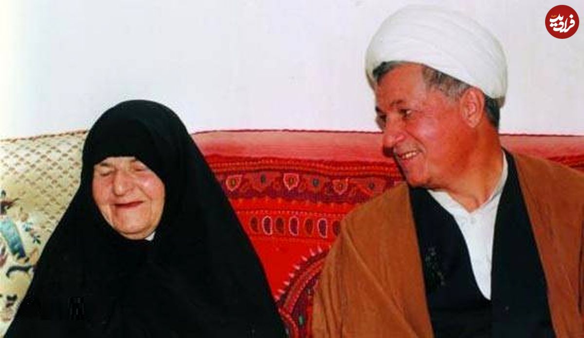 عکس؛ سفر به تاریخ؛ «هاشمی رفسنجانی» در حال گفتگو با مادرش «ماهبیبی»؛ دهۀ 60