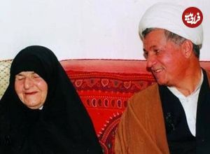 عکس؛ سفر به تاریخ؛ «هاشمی رفسنجانی» در حال گفتگو با مادرش «ماه‌بی‌بی»؛ دهۀ 60