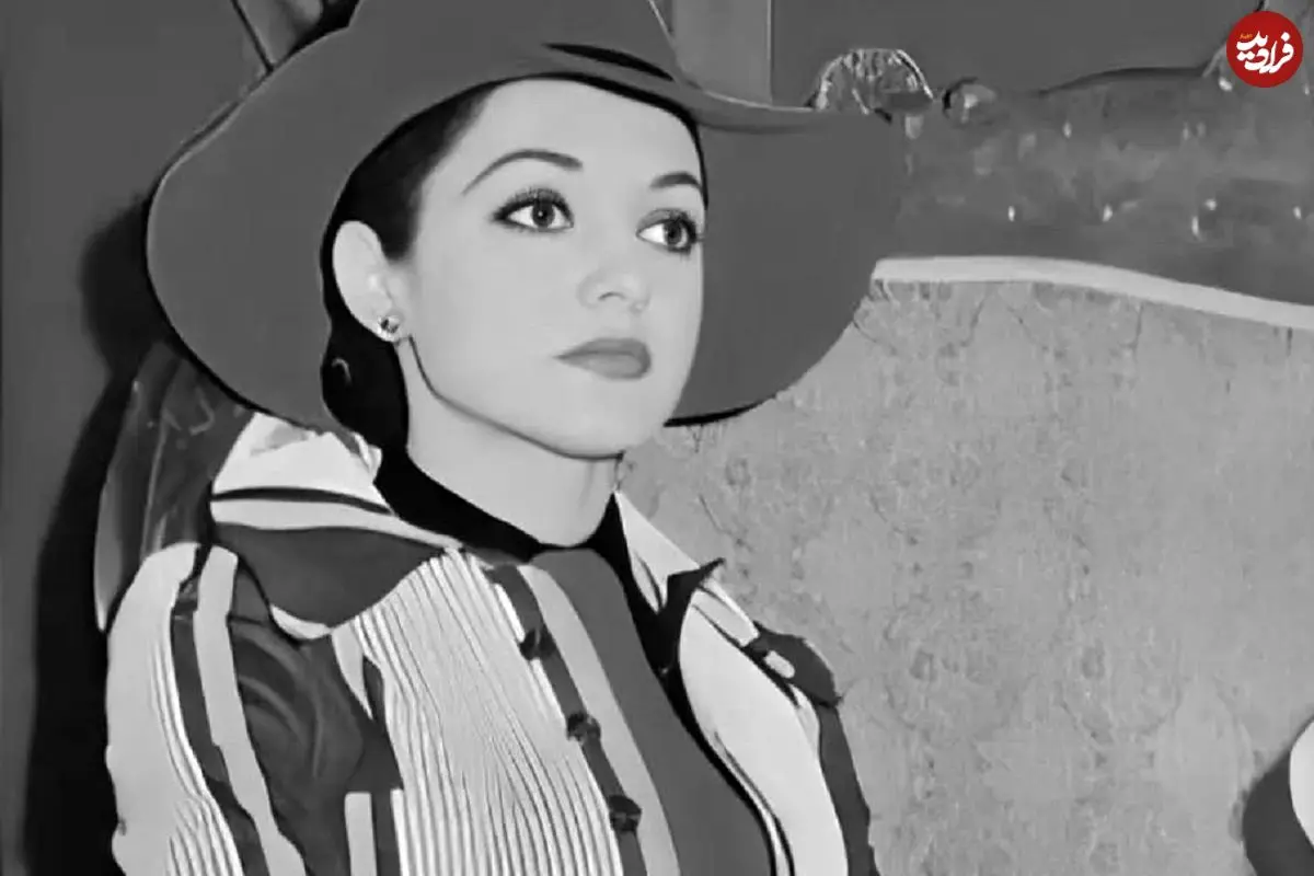 عکس| سفر در زمان؛ «گوگوش 21 ساله» در حال گفتگو با «ویلیام وایلر» در تهران؛ سال 1350