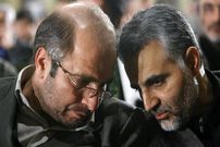 عکس؛ سفر به تاریخ؛ «محمدباقر قالیباف» پای تخته سیاه در حال آموزش نیروها در جبهه؛ دهۀ 60