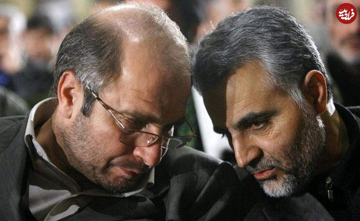 عکس؛ سفر به تاریخ؛ «محمدباقر قالیباف» پای تخته سیاه در حال آموزش نیروها در جبهه؛ دهۀ 60