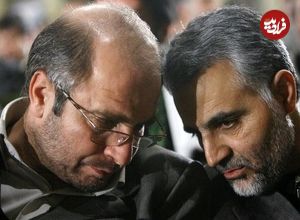 عکس؛ سفر به تاریخ؛ «محمدباقر قالیباف» پای تخته سیاه در حال آموزش نیروها در جبهه؛ دهۀ 60