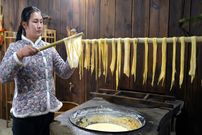 ببینید؛ غذای روستایی در چین؛ تهیه رشته سویا چینی و پخت غذا با آن