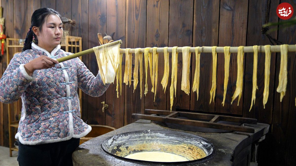ببینید؛ غذای روستایی در چین؛ تهیه رشته سویا چینی و پخت غذا با آن