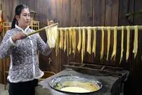 ببینید؛ غذای روستایی در چین؛ تهیه رشته سویا چینی و پخت غذا با آن