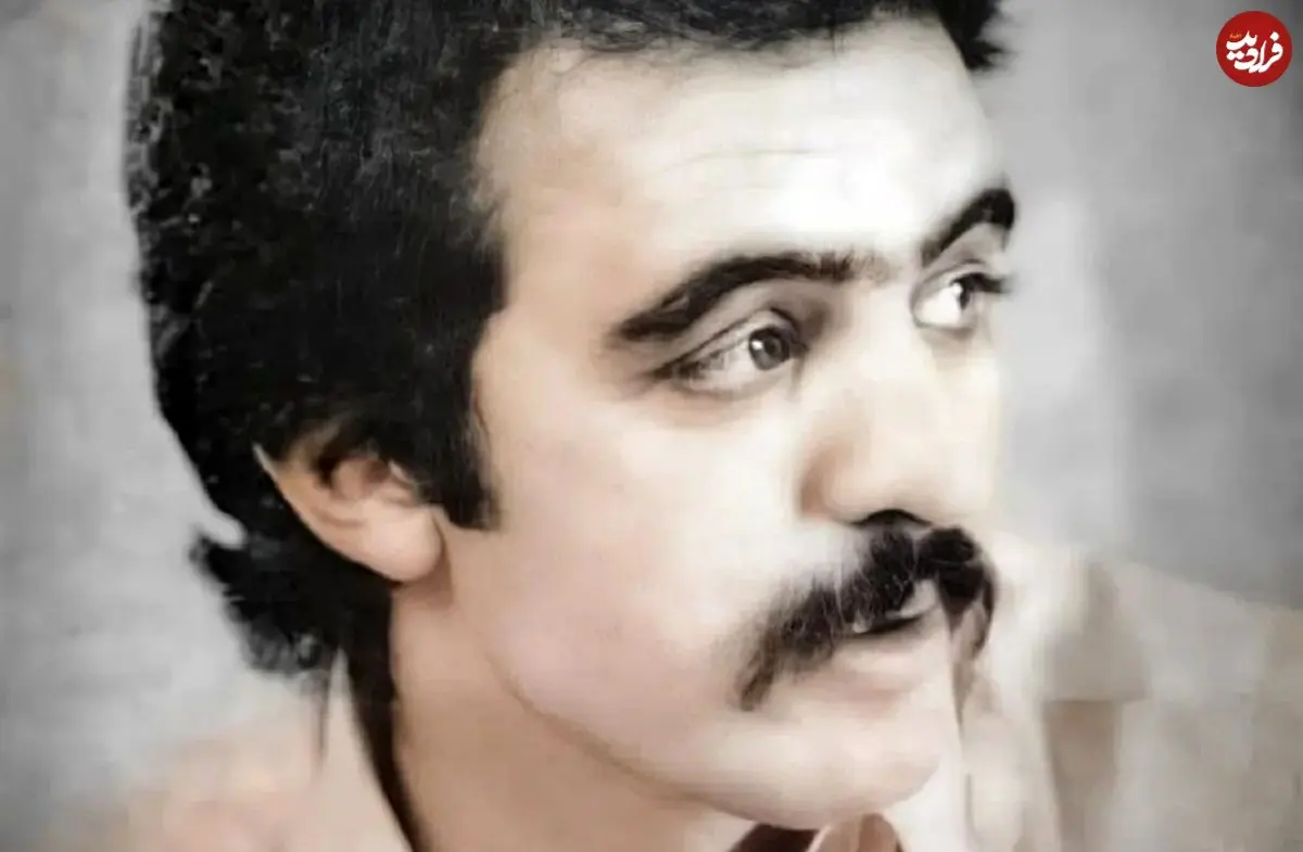 عکس| سفر در زمان؛ «فریدون فروغی» در حال گیتارنوازی در خیابان ولیعصر؛ دهه 50