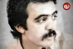 عکس| سفر در زمان؛ «فریدون فروغی» در حال گیتارنوازی در خیابان ولیعصر؛ دهه 50