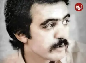 عکس| سفر در زمان؛ «فریدون فروغی» در حال گیتارنوازی در خیابان ولیعصر؛ دهه 50