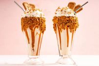 طرز تهیه میلک شیک تابستانی با طعم کارامل