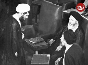 عکس؛ سفر در زمان؛ «شهید باهنر و رهبر انقلاب در خانه شهید بهشتی،»؛ دهه 50