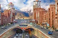 عکس| سفر زمن؛ عبور همزمان اسب، اتومبیل و واگن اسبی از یکی از خیابان‌های تهران