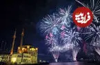ببینید| اصابت مواد آتش‌بازی به دو تماشاگر