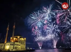 ببینید| اصابت مواد آتش‌بازی به دو تماشاگر