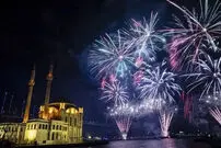 ببینید| اصابت مواد آتش‌بازی به دو تماشاگر