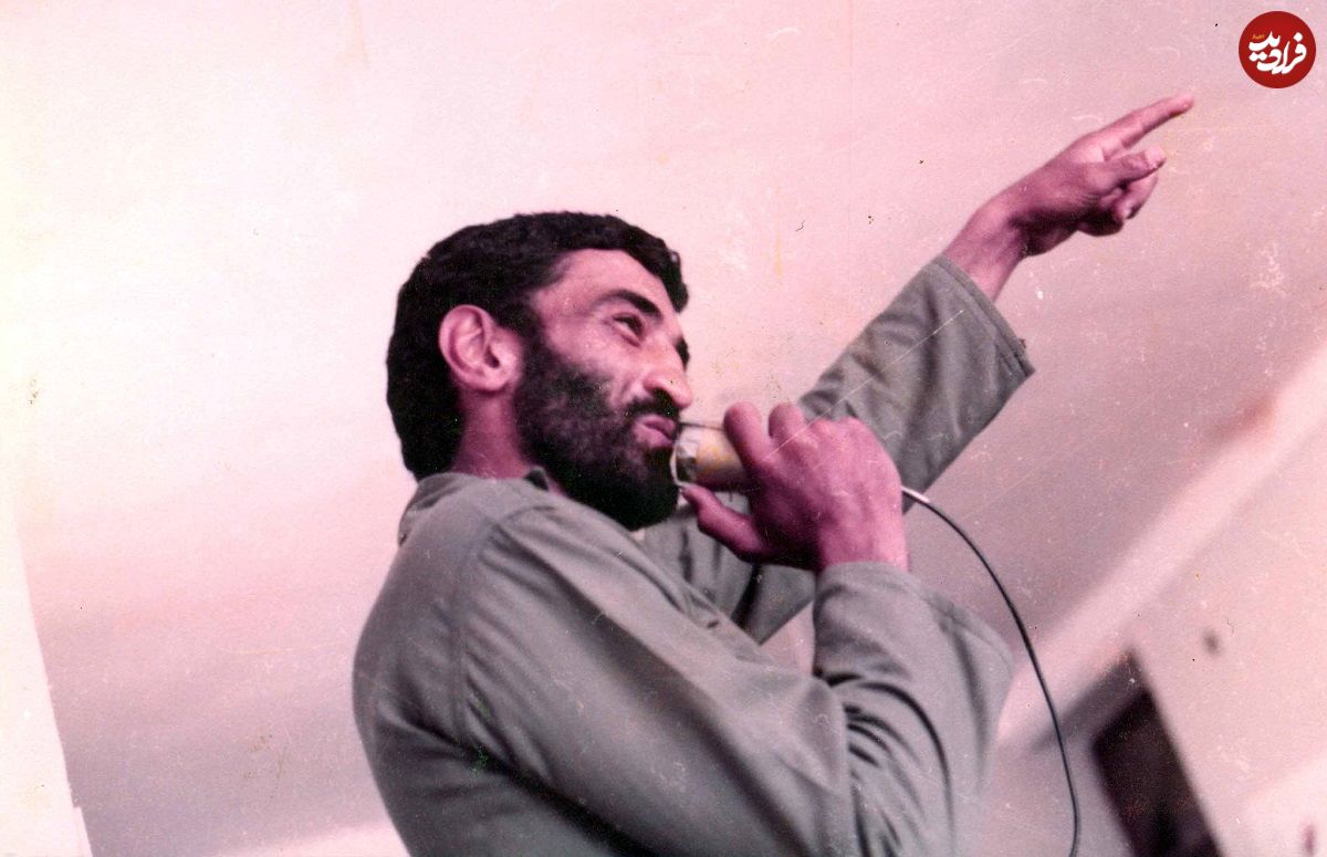 عکس؛ سفر در زمان؛ «احمد متوسلیان به همراه نیروهایش» در سپاه بانه؛ سال 58