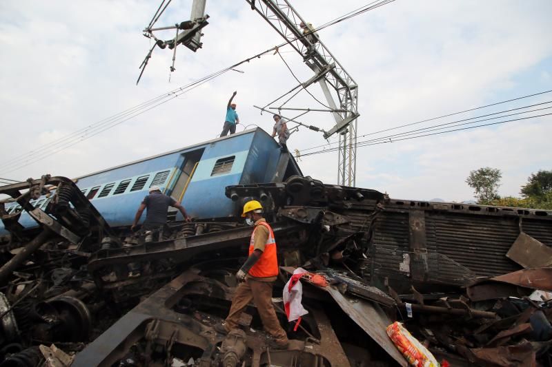 ( ویدیو) اولین تصاویر از خروج مرگبار قطار از ریل در هند