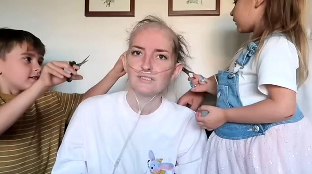 ( ویدیو) یوتیوبر مبتلا به سرطان از کودکانش برای تراشیدن سرش کمک گرفت 