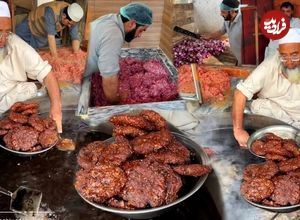 (ویدئو) غذای خیابانی در پاکستان؛ طرز تهیه و پخت چاپلی کباب به سبک حاجی عمر