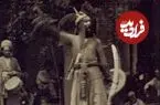 عکس| سفر زمان؛ یک تعزیه‌خوان در حال اجرای نمایش در یک خیابان خاکی در تهران؛ 140 سال قبل