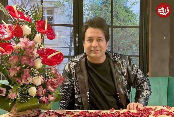 عکس| سفر در زمان؛ «امید جهان» بر سر مزار پدرش «محمود جهان»؛ سال 1397