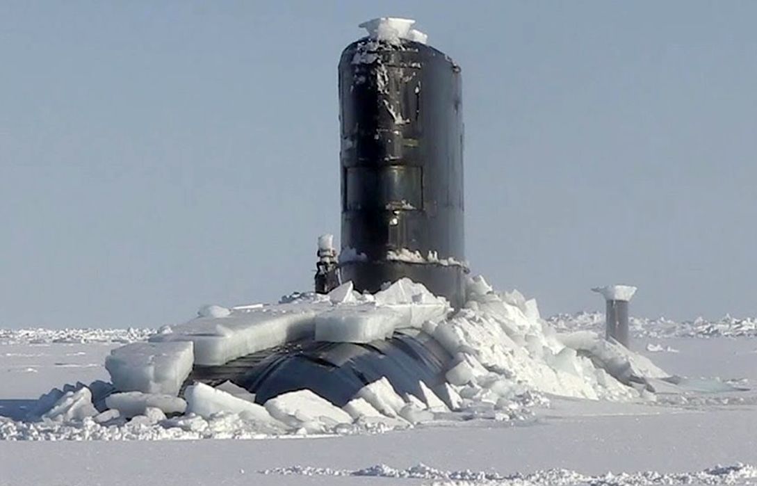 (ویدئو) لحظه حیرت انگیز بیرون آمدن زیردریایی اتمی آمریکا از زیر یخ های قطب!