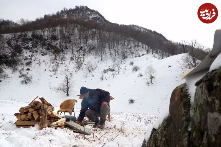 ببینید| غذای  روستایی در آذربایجان؛ پخت استیک روی سنگ داغ در کوهستانی برفی