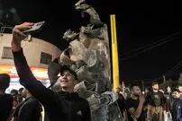 ببینید؛ جوانان فلسطینی بوستر موشک‌ ایرانی را به عنوان یادگاری برداشتند