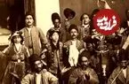 عکس| سفر به ایران قدیم؛ گروه نمایشی و بچه‌های رقاص در حیاط کاخ گلستان در دوران مظفرالدین شاه