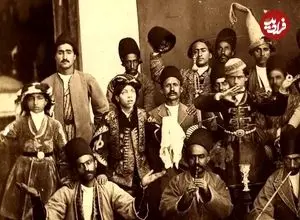 عکس| سفر به ایران قدیم؛ گروه نمایشی و بچه‌های رقاص در حیاط کاخ گلستان در دوران مظفرالدین شاه