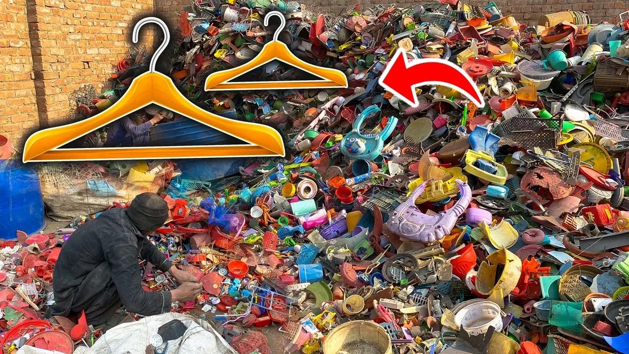 (ویدئو) روش درخشان پاکستانی ها در تبدیل زباله های پلاستیکی به آویز لباس