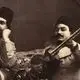 عکس| سفر به عصر قاجار؛ دستۀ مطرب‌ها پای بساط کباب