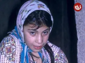 عکس| سفر به ایران قدیم؛ دختران اصفهانی در حال پر کردن کوزۀ آب؛ 65 سال قبل