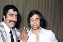 عکس| سفر زمان؛ «رضا بیک ایمانوردی» در 53 سالگی در کنار پسرش «بختیار» در سواحل کالیفرنیا؛ دهۀ 60