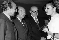 سفر در زمان؛ یادداشت‌های علم، شنبه ۲۶ خرداد ۱۳۵۲: شهبانو به وزیر خارجه چین گفت «گلدانی که نخست وزیر چین تقدیم کرده بود را اغلب جا‌ها بغل می‌گرفتم»؛ من هیچ خوشم نیامد