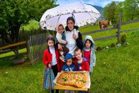 ببینید؛ غذای روستایی در اوکراین؛ پخت اشترودل سیب توسط مادر روستایی در طبیعت