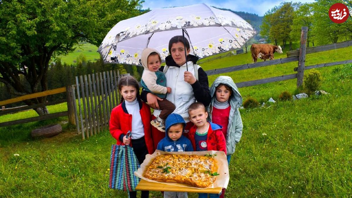 ببینید؛ غذای روستایی در اوکراین؛ پخت اشترودل سیب توسط مادر روستایی در طبیعت